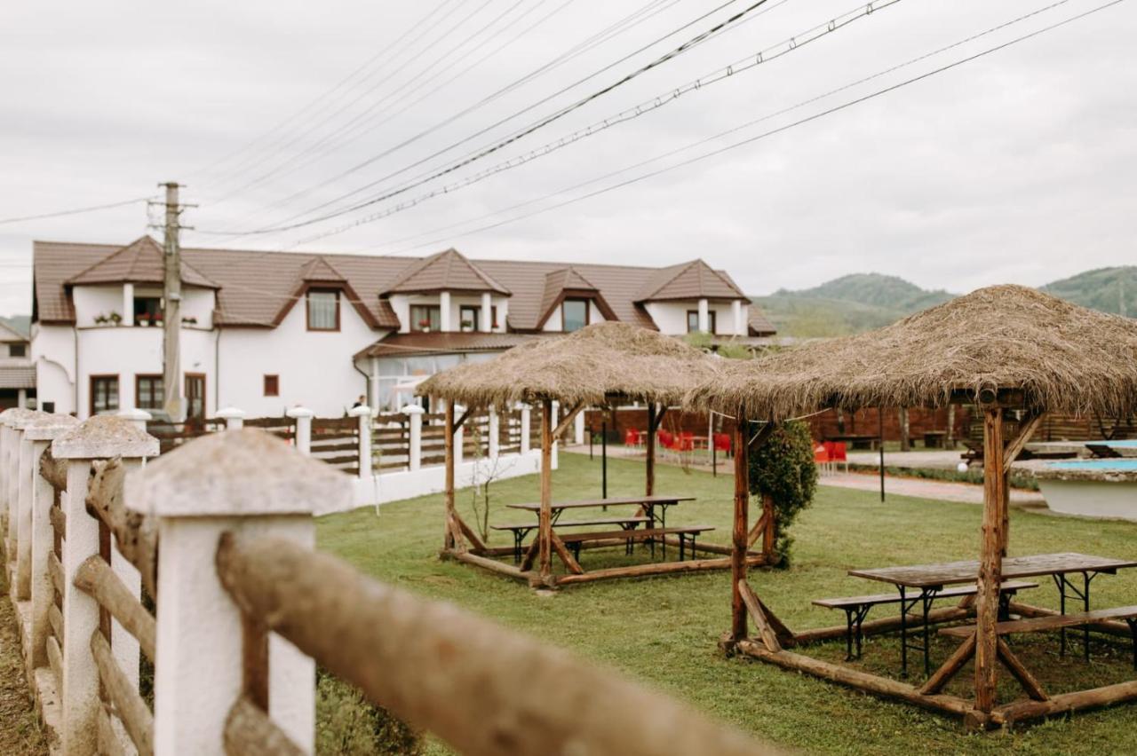 Casa Tomsa Bed & Breakfast Rozavlea Exterior photo
